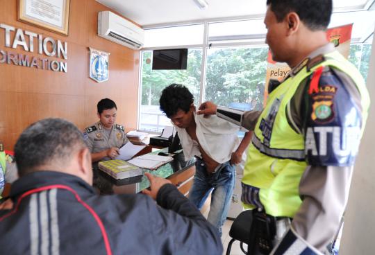 Tertangkap tangan mencopet, pria tua babak belur dihajar massa
