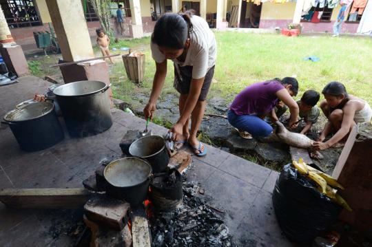 Stok menipis, pengungsi banjir di Bolivia berburu kelinci