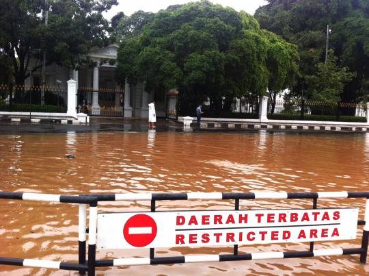 Diguyur hujan sejak semalam, jalan depan Istana Merdeka banjir