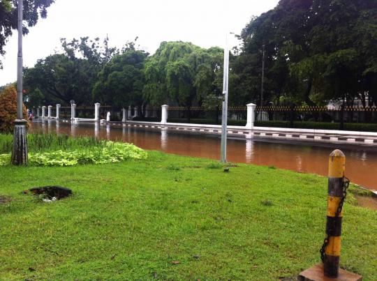 Diguyur hujan sejak semalam, jalan depan Istana Merdeka banjir