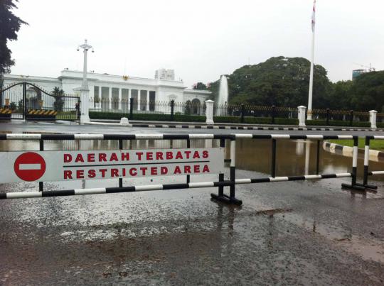 Diguyur hujan sejak semalam, jalan depan Istana Merdeka banjir
