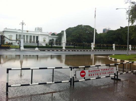 Diguyur hujan sejak semalam, jalan depan Istana Merdeka banjir