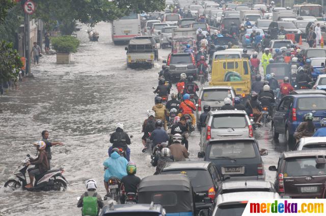 Foto Banjir Genangi Jalan Merdeka Timur Lalu Lintas Padat Merayap