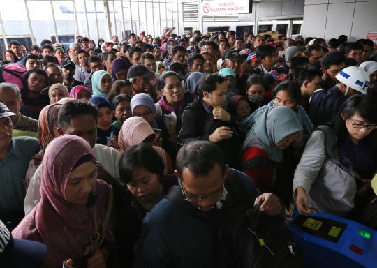 Rute KRL terganggu akibat banjir, penumpang berdesakan di Gambir