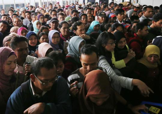 Rute KRL terganggu akibat banjir, penumpang berdesakan di Gambir