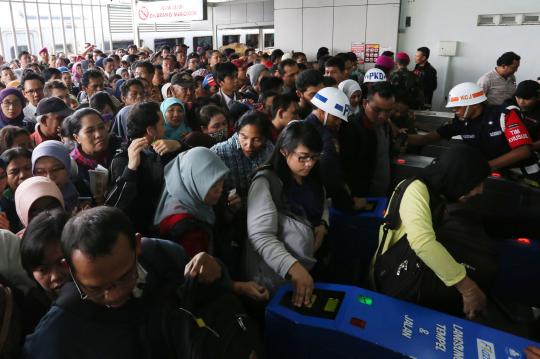 Rute KRL terganggu akibat banjir, penumpang berdesakan di Gambir