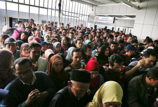 Rute KRL terganggu akibat banjir, penumpang berdesakan di Gambir