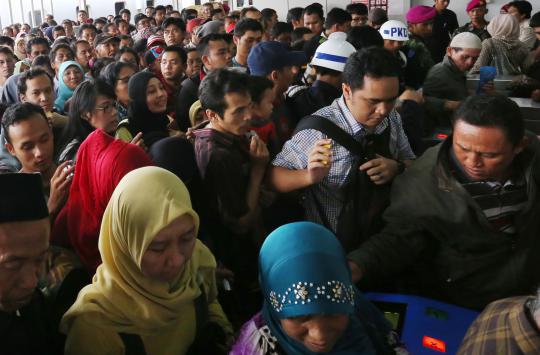 Rute KRL terganggu akibat banjir, penumpang berdesakan di Gambir