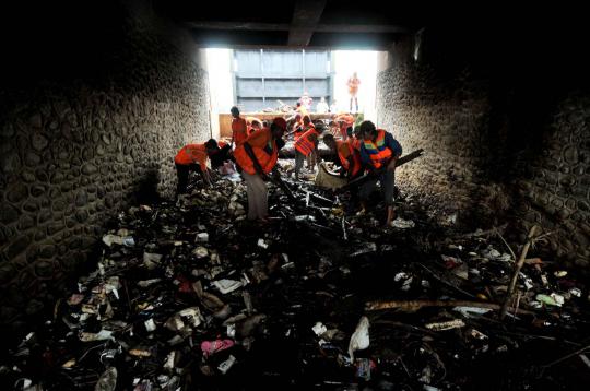Dampak banjir, sampah 300 ton menumpuk di Pintu Air Manggarai