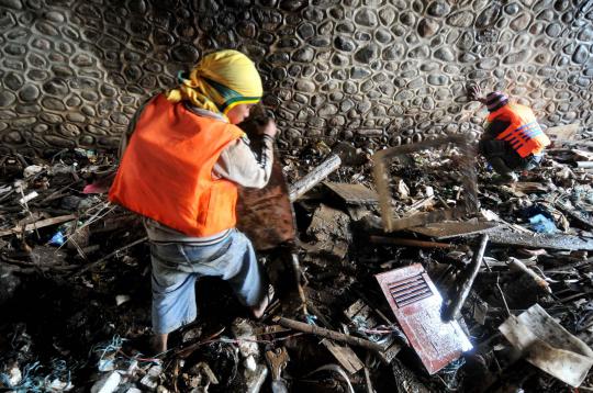 Dampak banjir, sampah 300 ton menumpuk di Pintu Air Manggarai