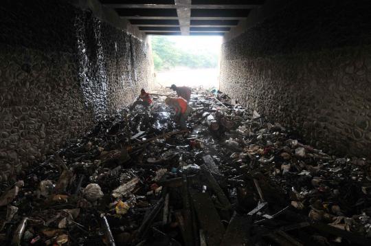 Dampak banjir, sampah 300 ton menumpuk di Pintu Air Manggarai