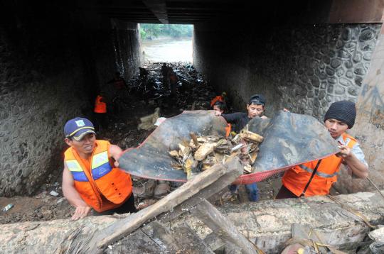 Dampak banjir, sampah 300 ton menumpuk di Pintu Air Manggarai