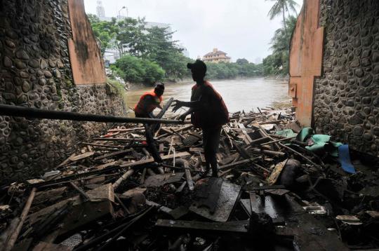 Dampak banjir, sampah 300 ton menumpuk di Pintu Air Manggarai