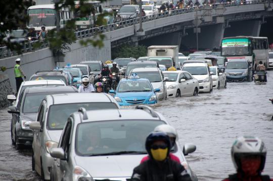 Banjir di Grogol belum surut, arus lalu lintas macet parah