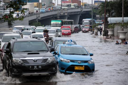 Banjir di Grogol belum surut, arus lalu lintas macet parah