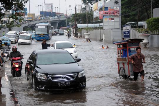 Banjir di Grogol belum surut, arus lalu lintas macet parah