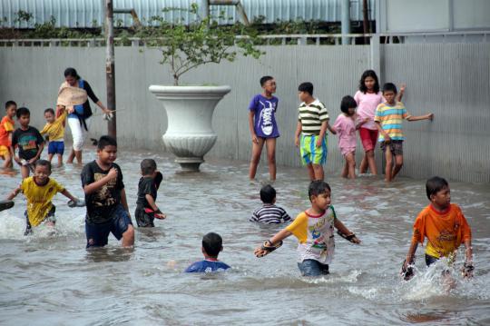 Banjir di Grogol belum surut, arus lalu lintas macet parah