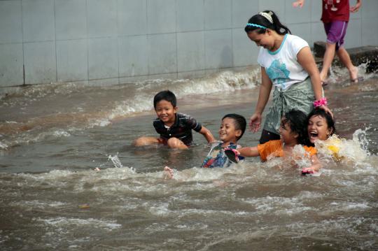 Banjir di Grogol belum surut, arus lalu lintas macet parah