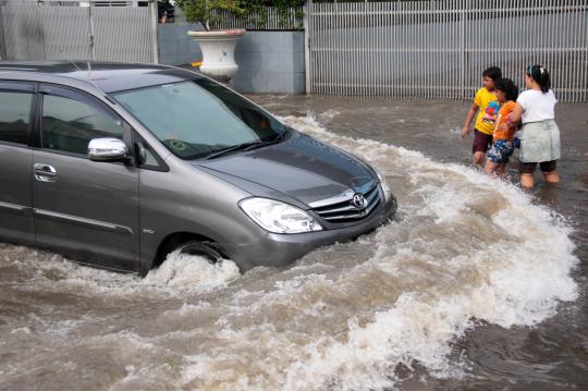 Banjir di Grogol belum surut, arus lalu lintas macet parah