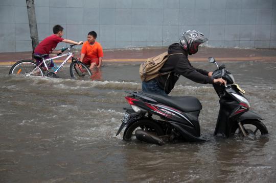 Banjir di Grogol belum surut, arus lalu lintas macet parah
