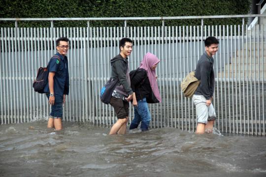 Banjir di Grogol belum surut, arus lalu lintas macet parah