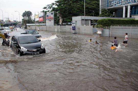 Banjir di Grogol belum surut, arus lalu lintas macet parah