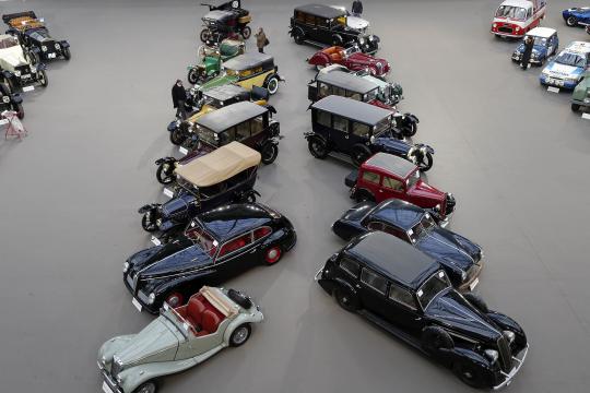 Bonhams lelang mobil antik mewah di Paris