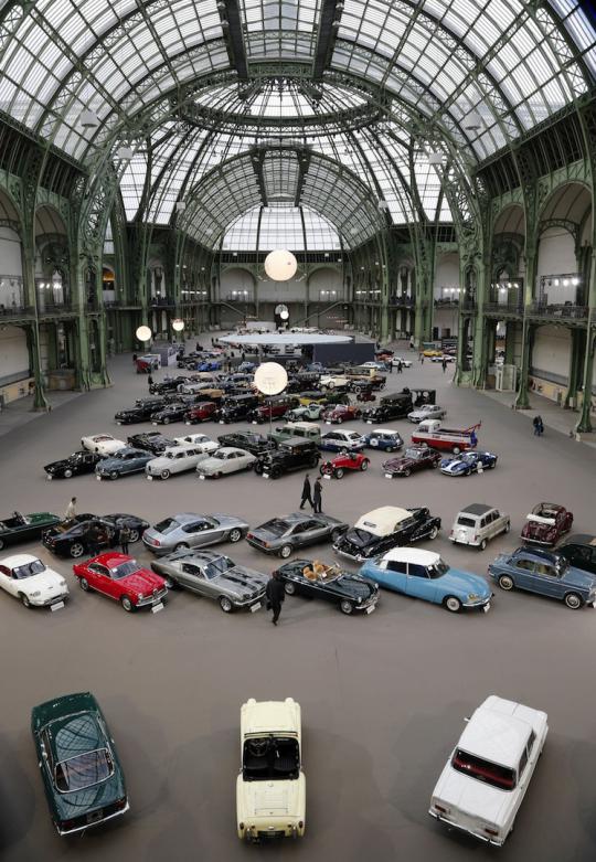 Bonhams lelang mobil antik mewah di Paris