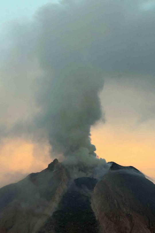 Semburan awan panas Gunung Sinabung terus ancam warga