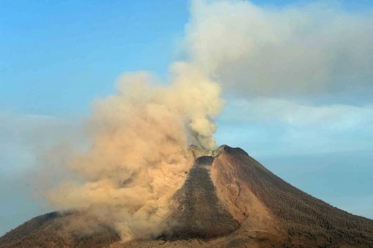 Semburan awan panas Gunung Sinabung terus ancam warga