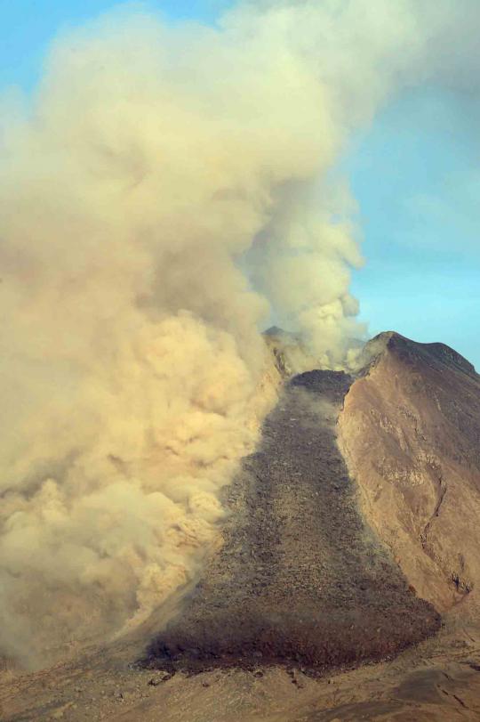 Semburan awan panas Gunung Sinabung terus ancam warga