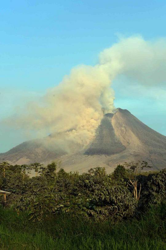Semburan awan panas Gunung Sinabung terus ancam warga