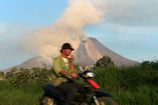 Semburan awan panas Gunung Sinabung terus ancam warga