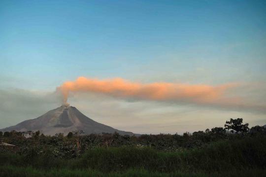 Semburan awan panas Gunung Sinabung terus ancam warga