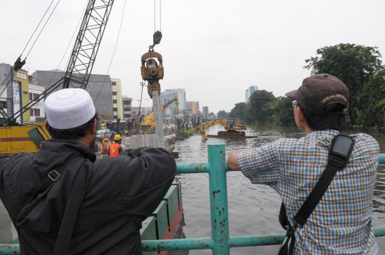 Melihat pembangunan turap Kali Gunung Sahari