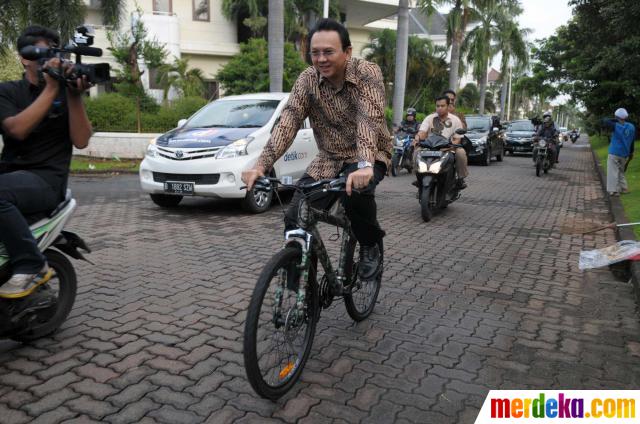 Foto : Ahok berbaju batik naik sepeda, pindah naik bus 