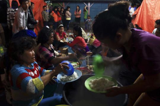 Nestapa korban erupsi Sinabung rela antre demi mendapat makanan