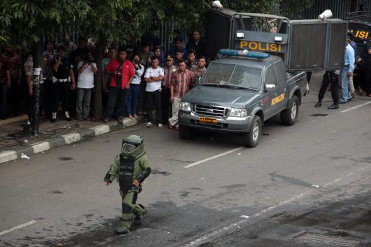 Aksi polisi antiteror dan sniper amankan Kantor Bawaslu