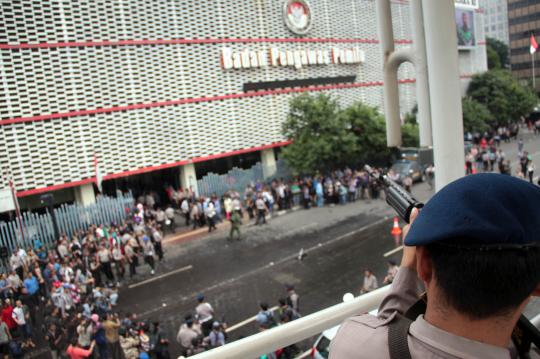 Aksi polisi antiteror dan sniper amankan Kantor Bawaslu