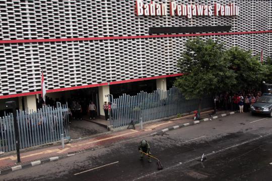 Aksi polisi antiteror dan sniper amankan Kantor Bawaslu