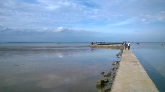 Heboh, air laut Pantai Karangantu surut hingga 1 Km