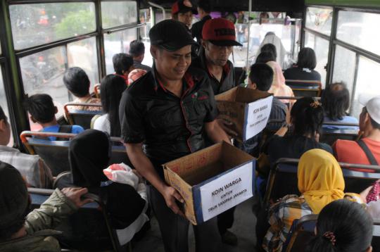 Aksi solidaritas koin untuk truk sampah di Bundaran HI