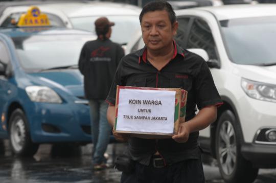 Aksi solidaritas koin untuk truk sampah di Bundaran HI