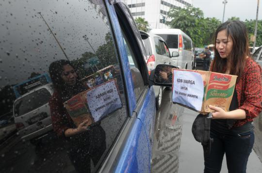 Aksi solidaritas koin untuk truk sampah di Bundaran HI