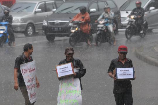 Aksi solidaritas koin untuk truk sampah di Bundaran HI