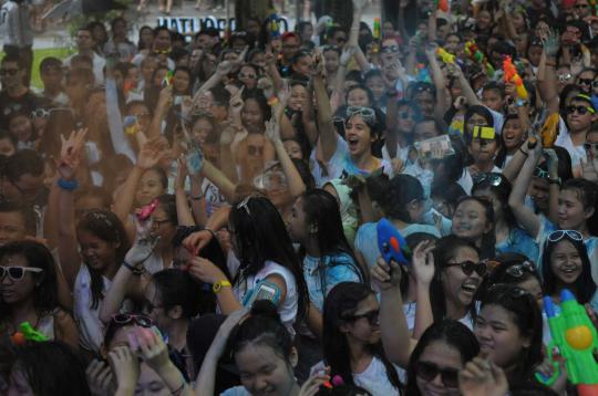 Kemeriahan warna-warni Holywater Festival 2014 di Senayan