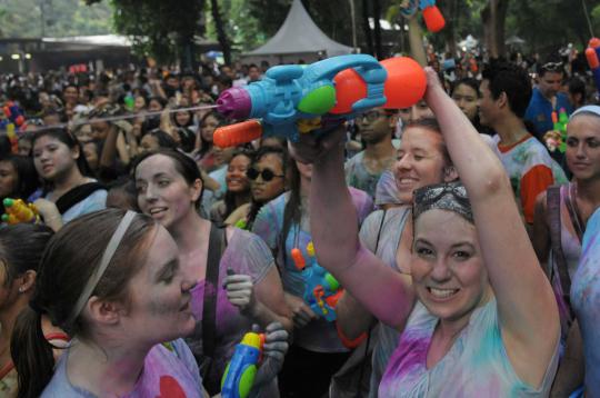 Kemeriahan warna-warni Holywater Festival 2014 di Senayan