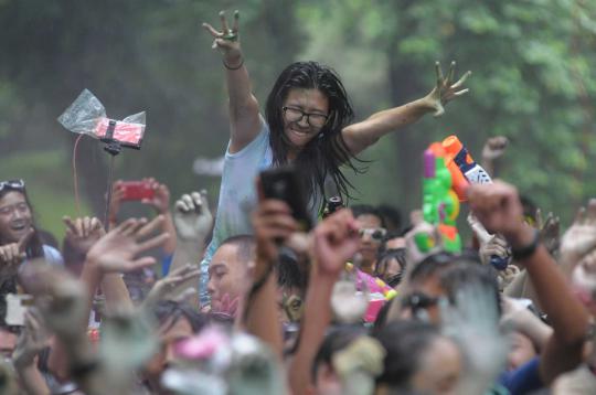 Kemeriahan warna-warni Holywater Festival 2014 di Senayan