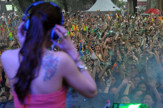 Kemeriahan warna-warni Holywater Festival 2014 di Senayan