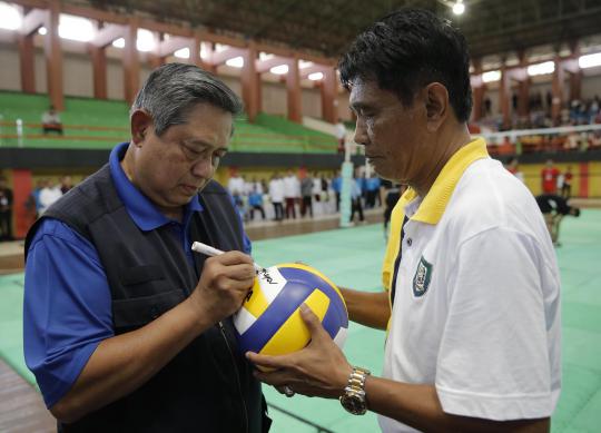 Asyiknya SBY tonton pertandingan voli saat kunker ke Bengkulu
